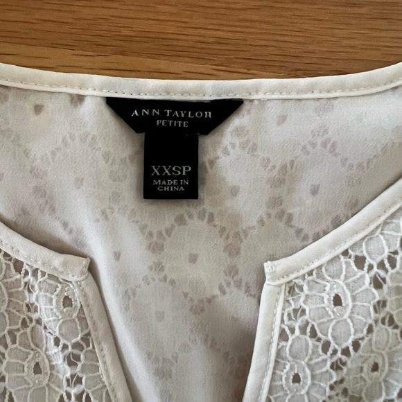 Petite XXS Ann Taylor Lace Top - Picture 3 of 4